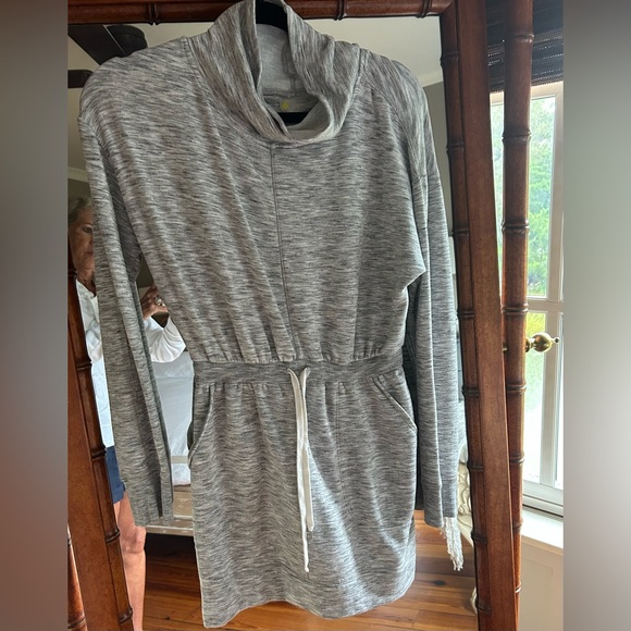 Zella Peaceful sweatshirt/ tunic - Picture 1 of 3